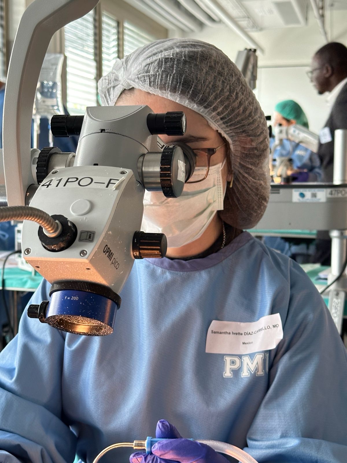 Trabajo con microscopio quirúrgico