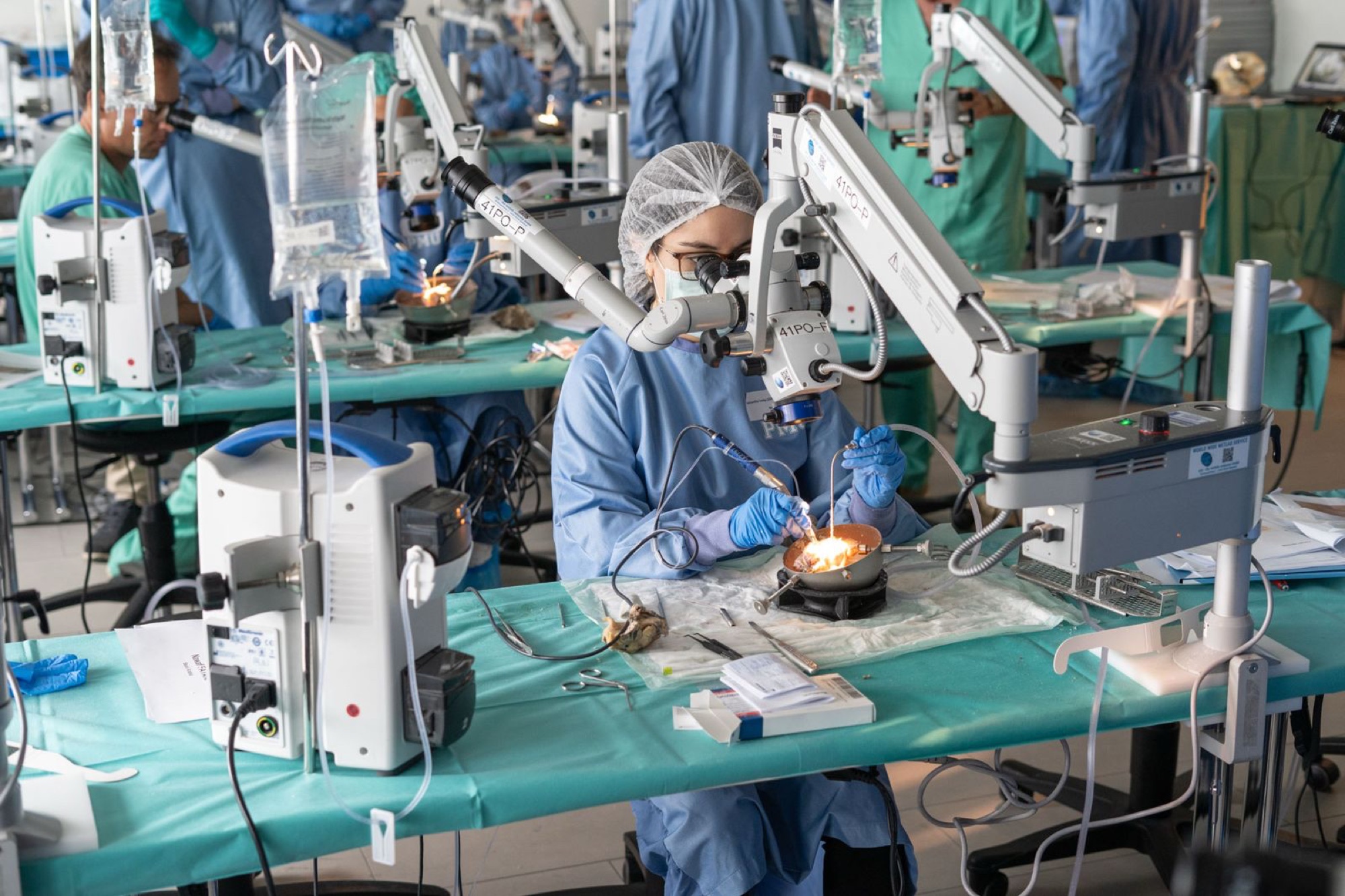 Práctica quirúrgica con microscopio